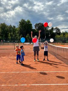 Ballschulkinder fliegen in die Ferien